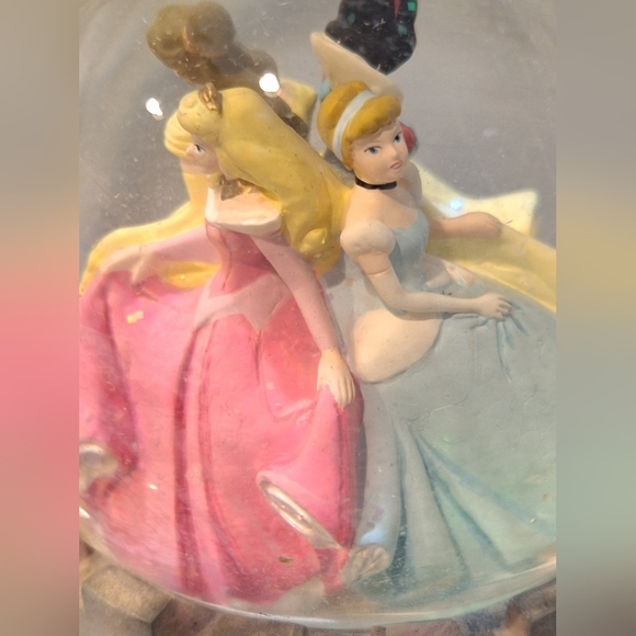 Disney Princesses collectable snow globe and music box - Picture 4 of 13